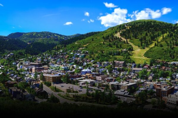 8 Mountain Towns to Cool Off in the USA This August (2025) 8 Mountain Towns to Cool Off in the USA This August (2025)